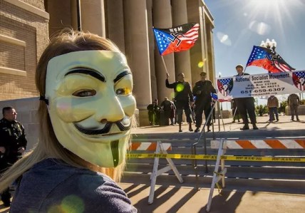 Nearly 100 Extremist Groups Operate in Texas