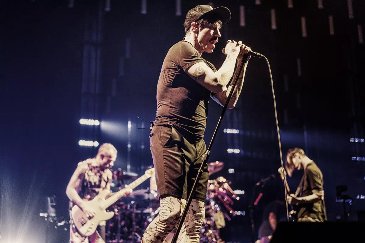 Red Hot Chili Peppers Let New Songs Take a Backseat to the Hits, Plus a Crazy Light Installation