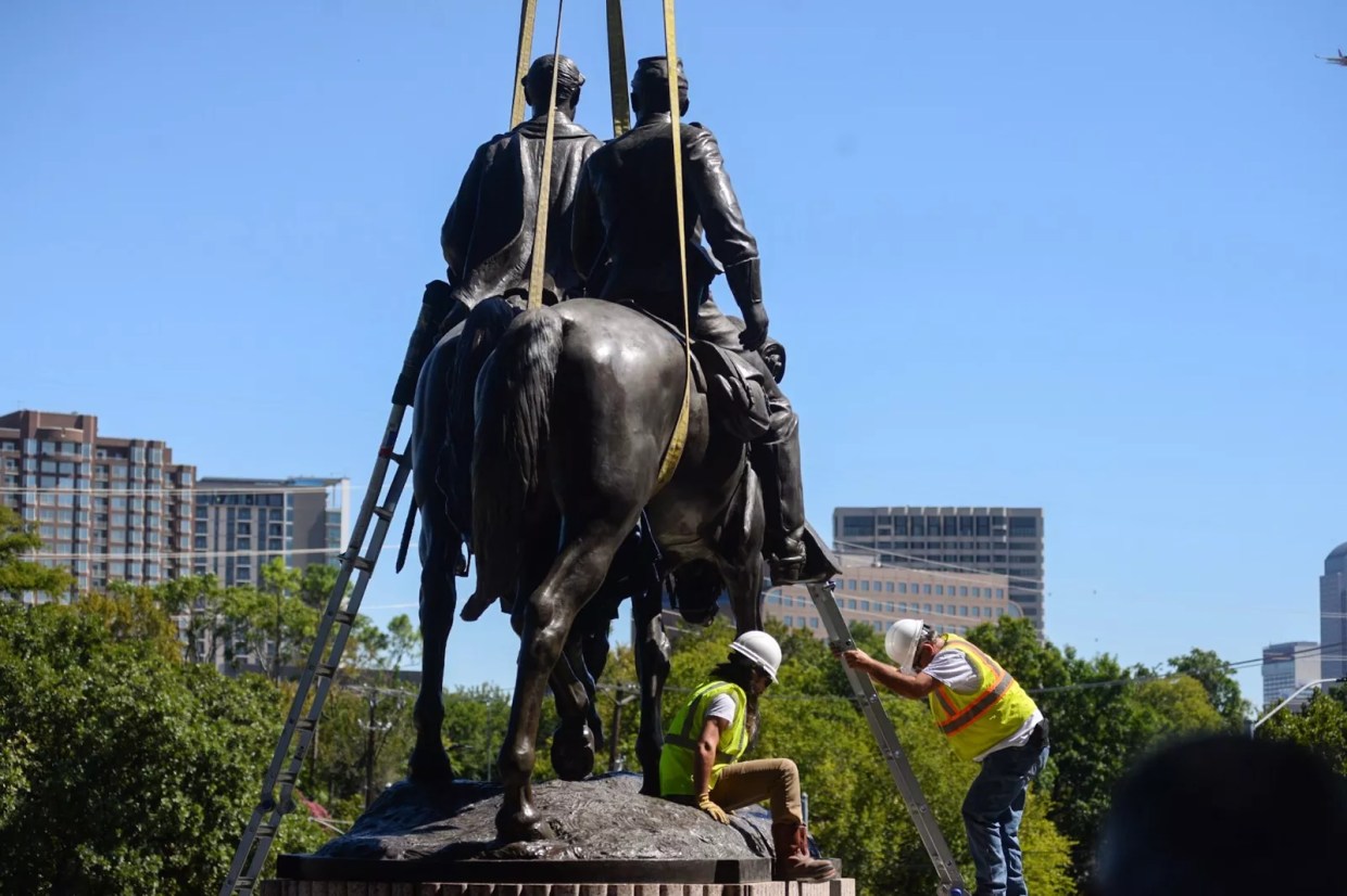 Lee Park Becomes Forum for Debate Over Embattled Confederate Statue