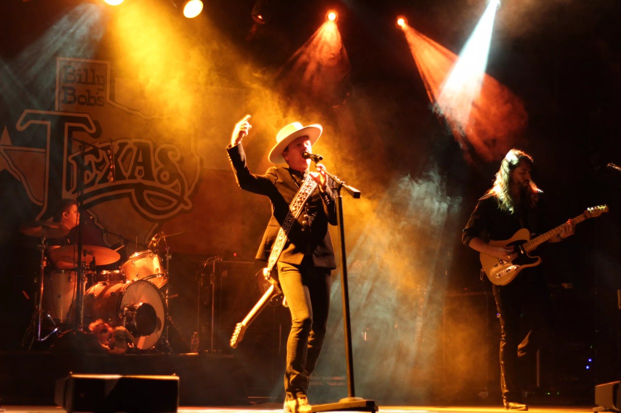 Kiefer Sutherland Buys Everyone in Audience Drinks During His Night as a Country Musician