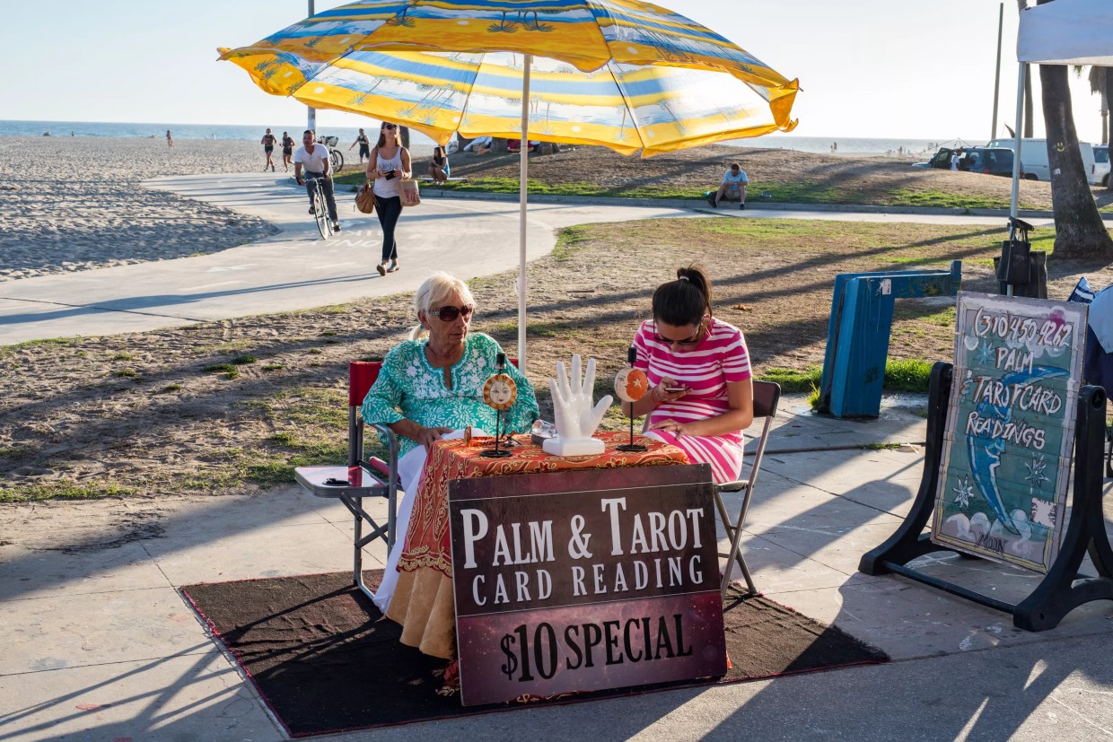 DFW Psychics Warn Us of the Red Flags in Fortune Telling