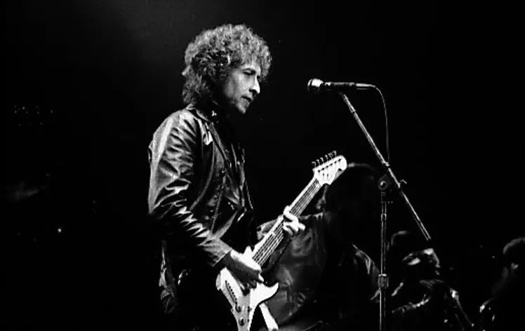 Like Bob Dylan Does, He Shattered Expectations in Irving on Wednesday