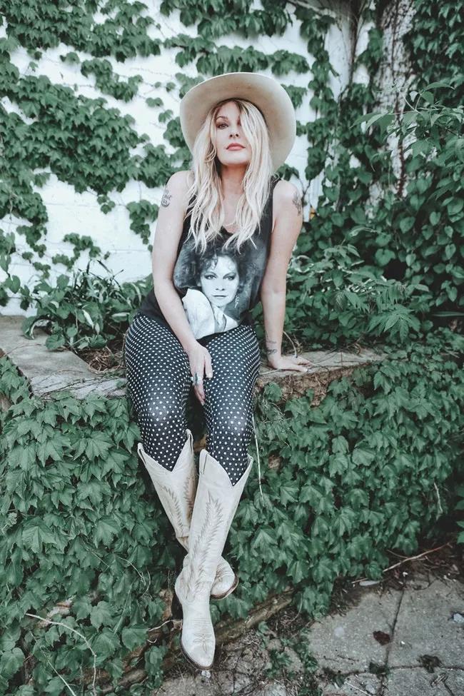 By Land, Sea and Satellite Radio, Elizabeth Cook Ventures Forward Into 2019