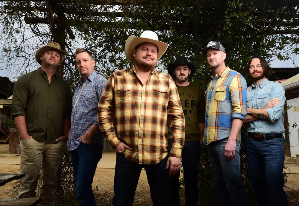 Randy Rogers Band Gets By With a Little Help From Its Heroes on <i>Hellbent</i>