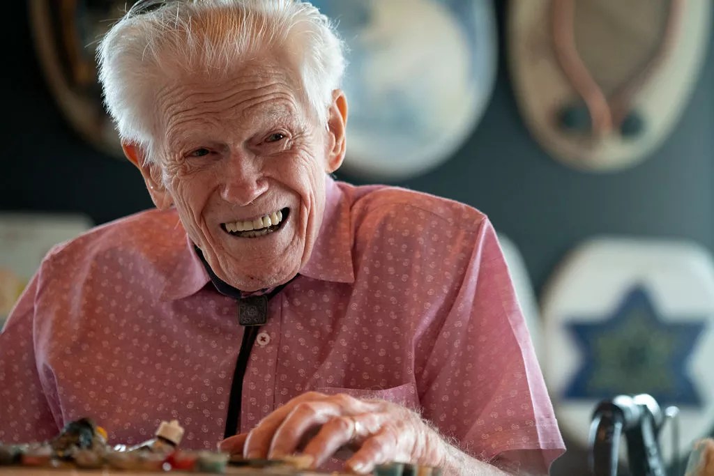 Toilet Seat Artist and Former Museum Owner Dies at 98