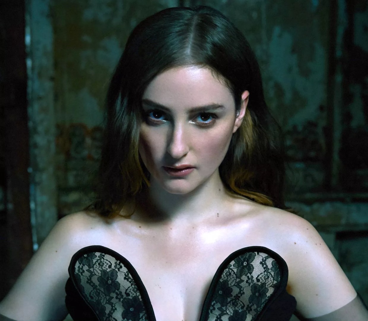 Bewitching Singer Banks Dances the Night Terrors Away as Tour Heads to Dallas