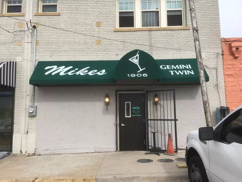 Eat This: The Hot Dog at Mike’s Gemini Twin Is Ideal Bar Food