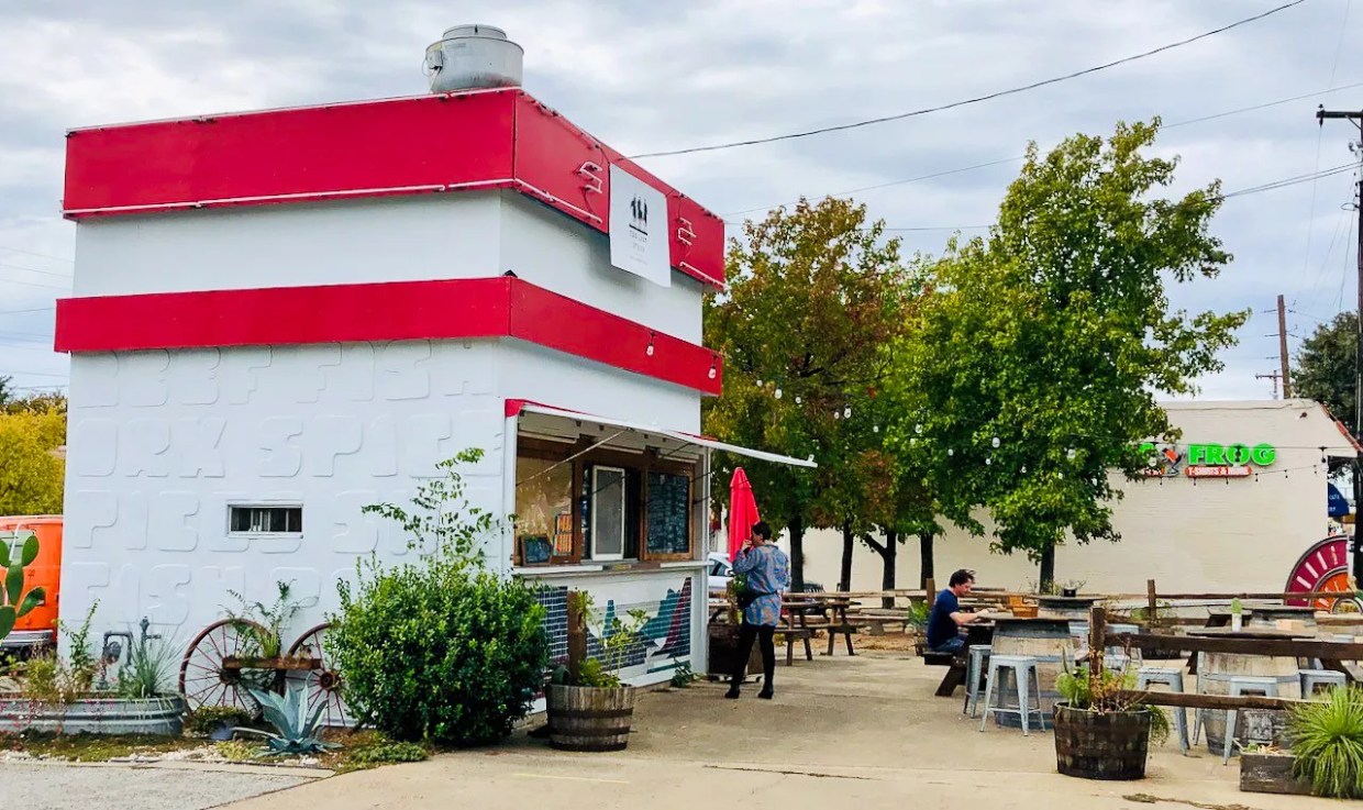 The Last Stand in Oak Cliff Peddles Burgers, Tacos and Beer with Help of Fence