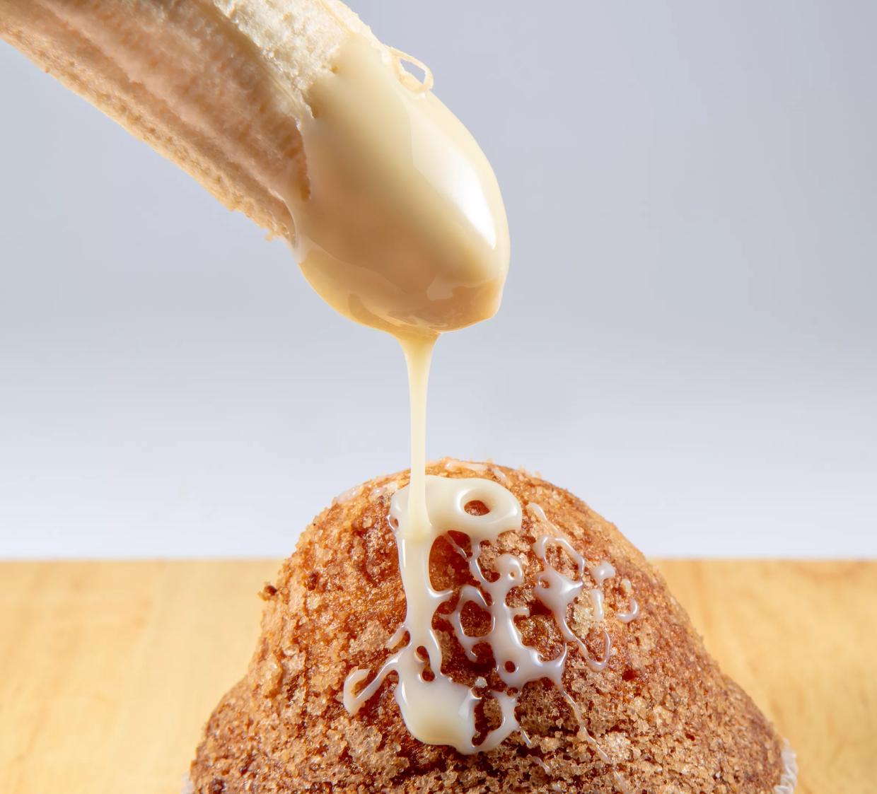 banana with cream drizzling on a muffin