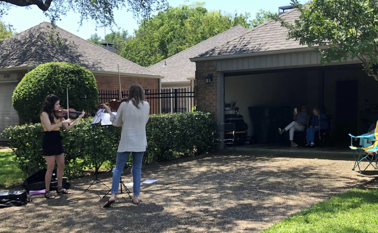 Dallas Symphony Orchestra Sends Violinists to Serenade a Dallas Woman on Her 100th Birthday