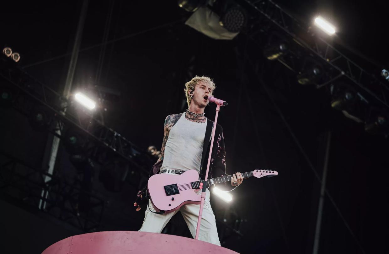 Machine Gun Kelly got an on-stage blowjob from a pornstar in Dallas