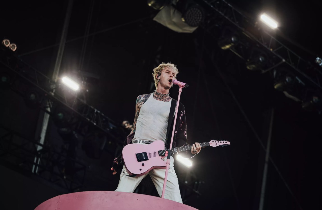 Machine Gun Kelly got an on-stage blowjob from a pornstar in Dallas
