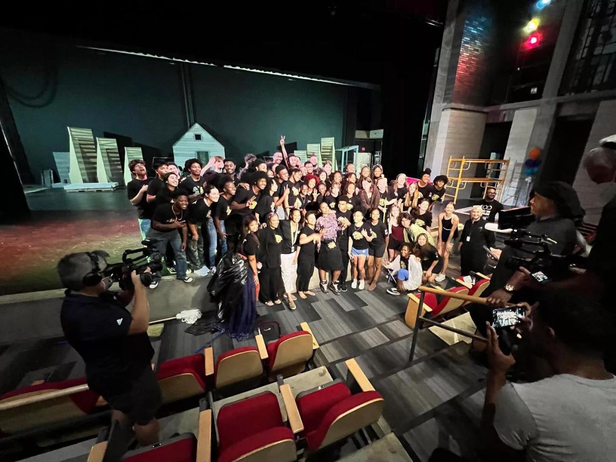 Jennifer Hudson Surprises Booker T. Students During a Rehearsal for <i>The Wiz</i>