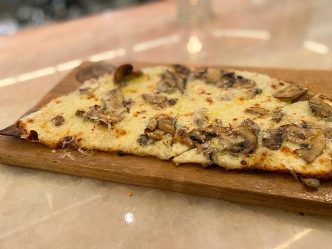 roman-tonda style pizza at leela's