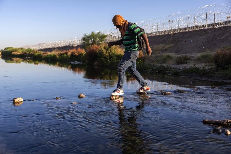 immigrant crossing rio grande texas border