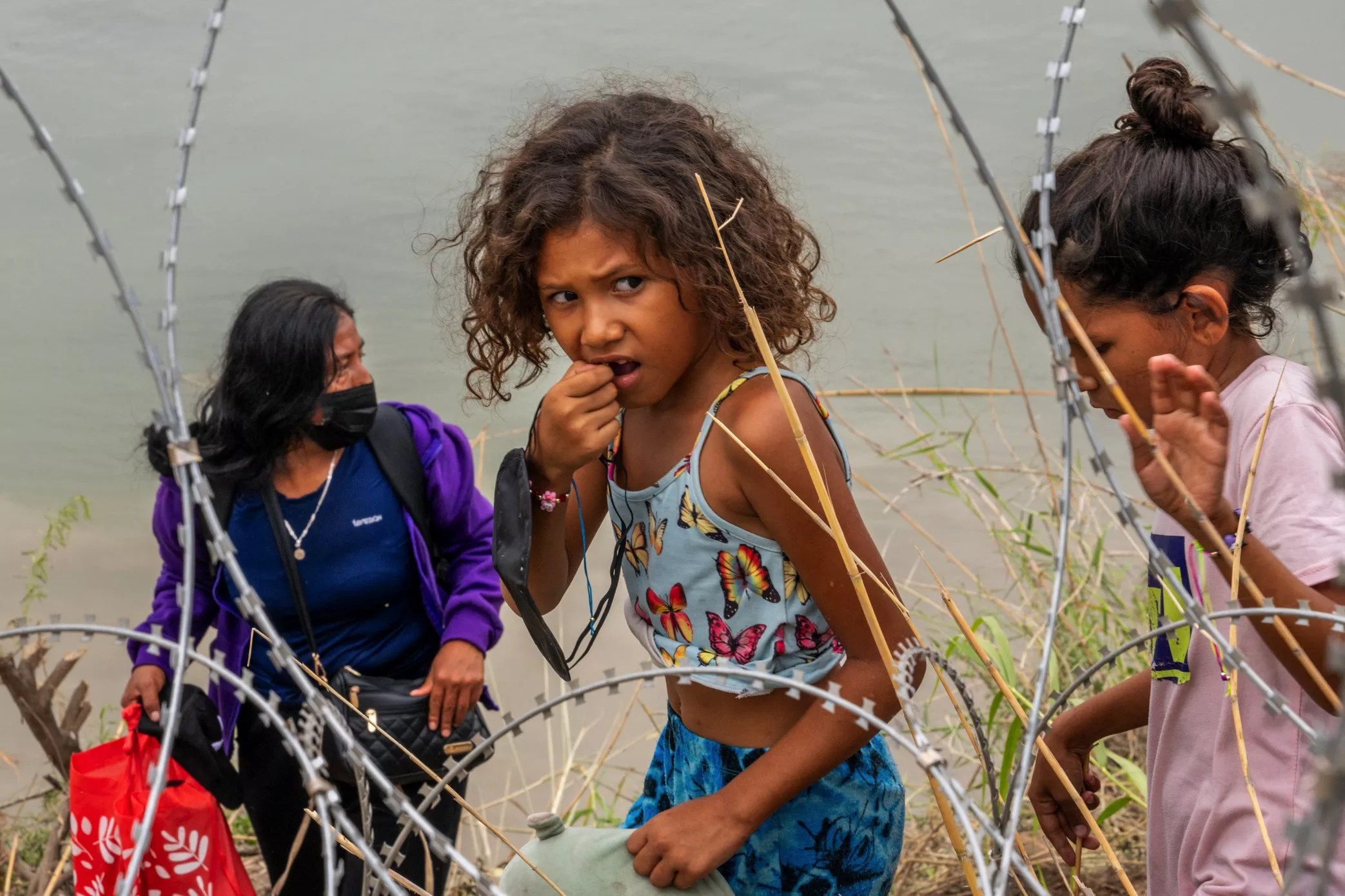 children at texas mexico border with razorwire