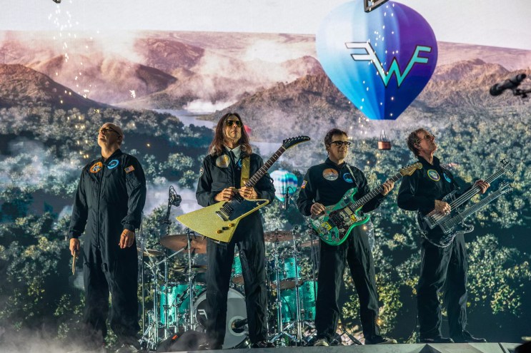 Weezer played American Airlines in Dallas with The Flaming Lips.